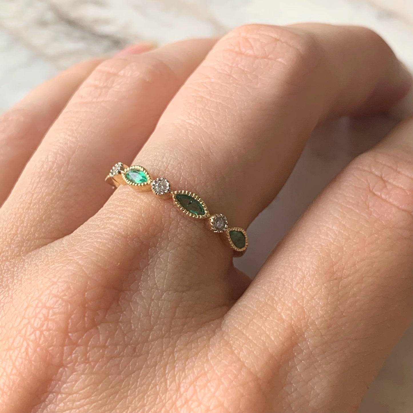 Anillo de esmeraldas y diamantes en oro amarillo 14k