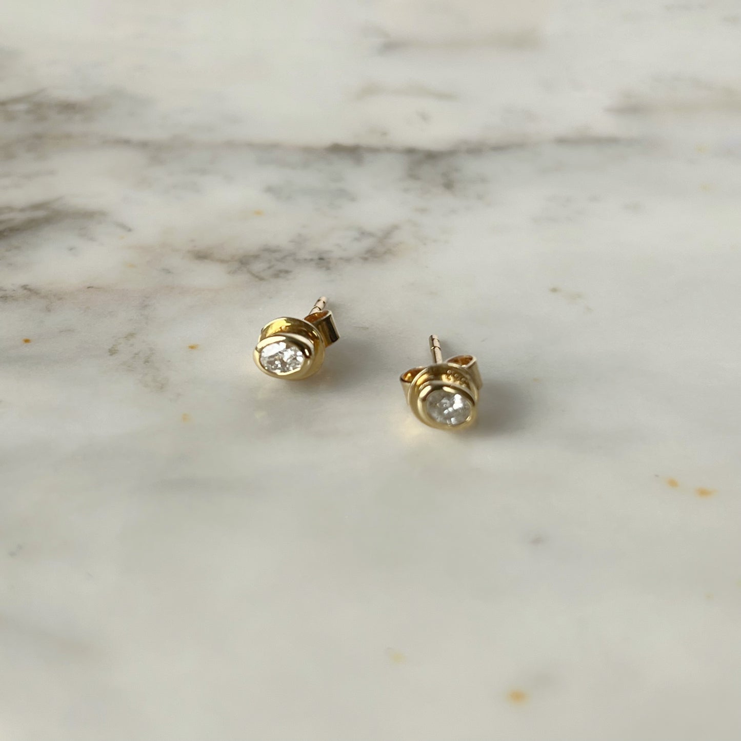 Aretes con diamantes oval biselados 0.17ctw en oro amarillo 14k