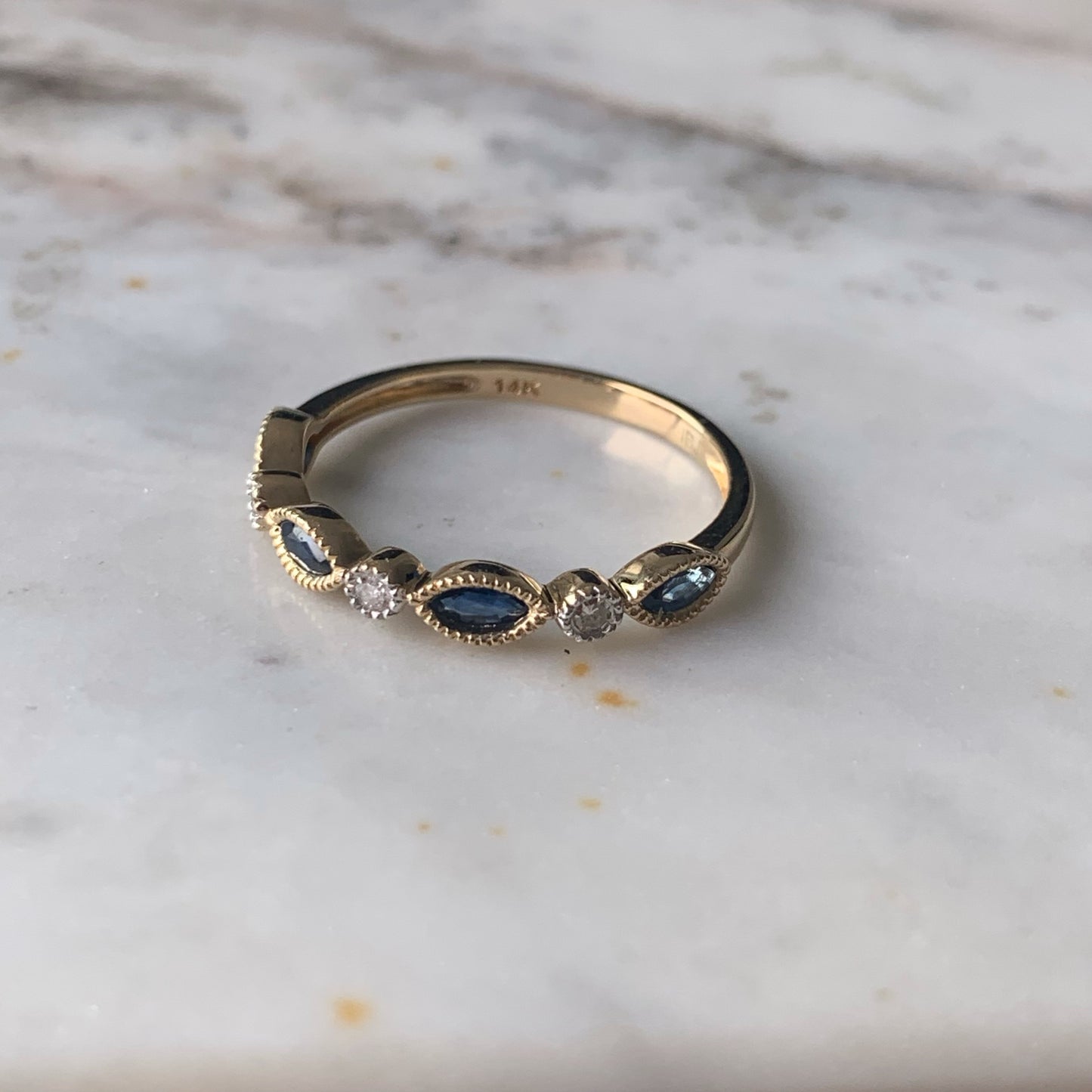 Anillo de zafiros y diamantes en oro blanco 14k