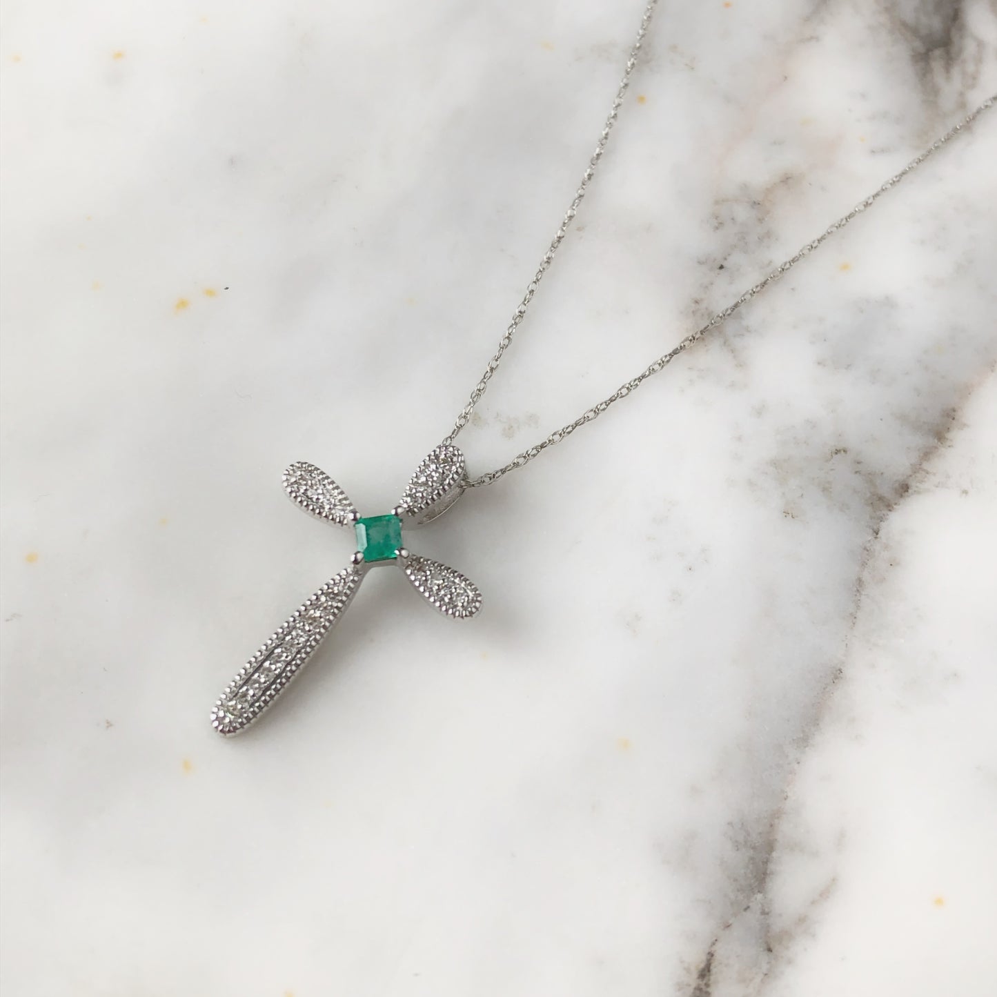 Collar en oro blanco 14k con cruz de esmeralda y diamantes 0.10ctw