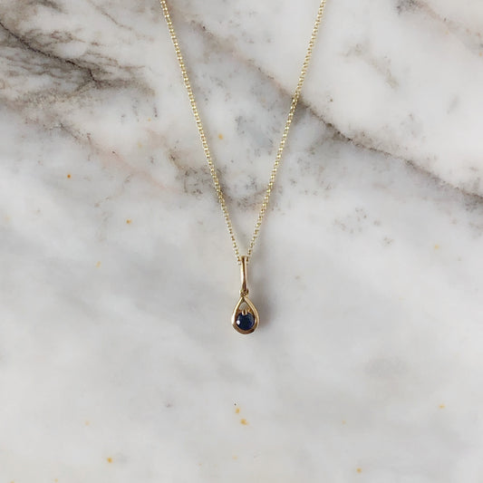 Dije pequeño de zafiro 0.19ct en oro amarillo de 14k