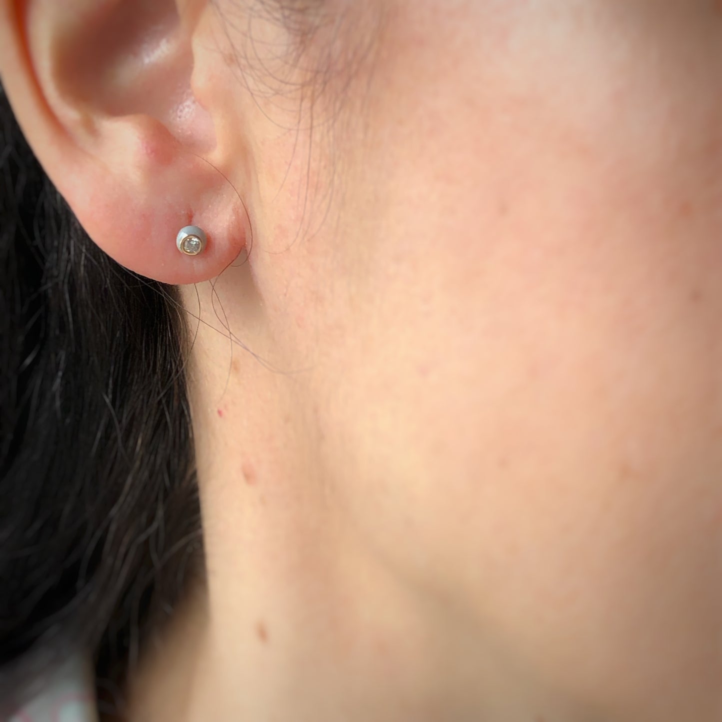 Arete single diamante 0.05ct y esmalte gris en oro rosa 18k