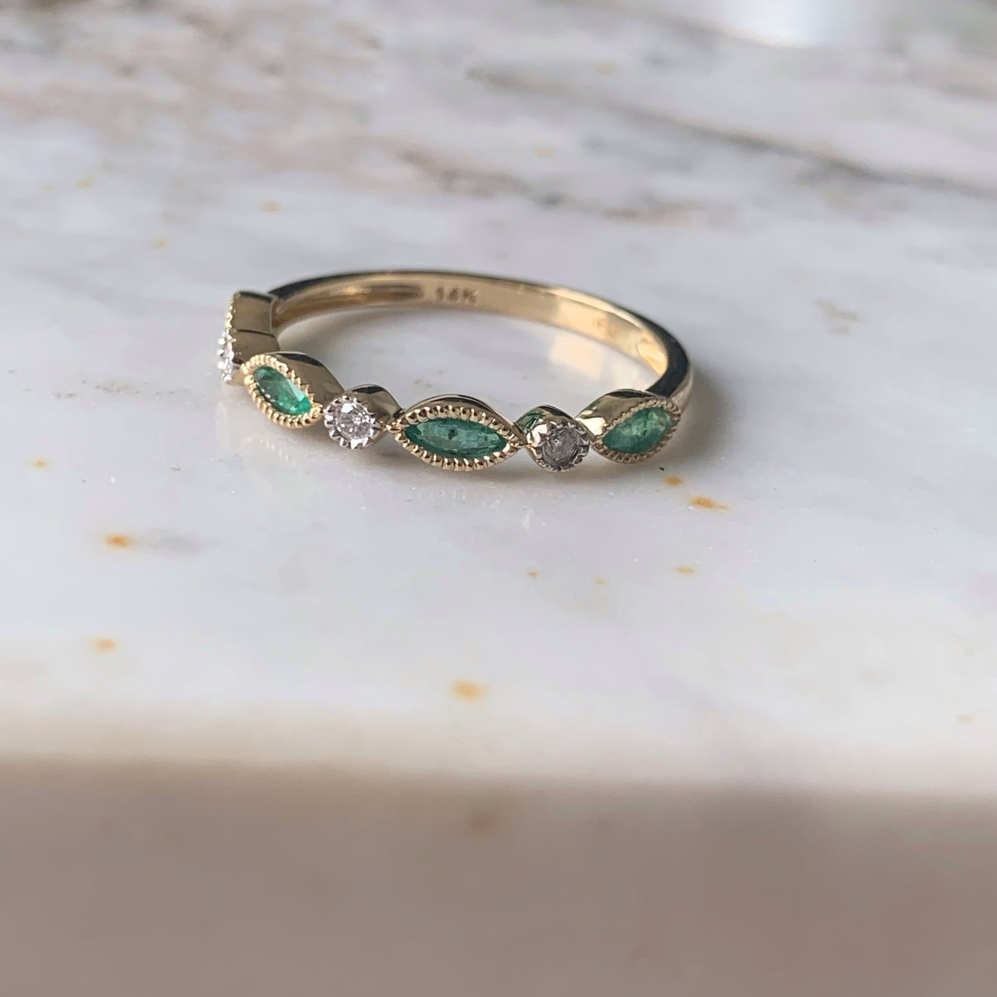 Anillo de esmeraldas y diamantes en oro amarillo 14k
