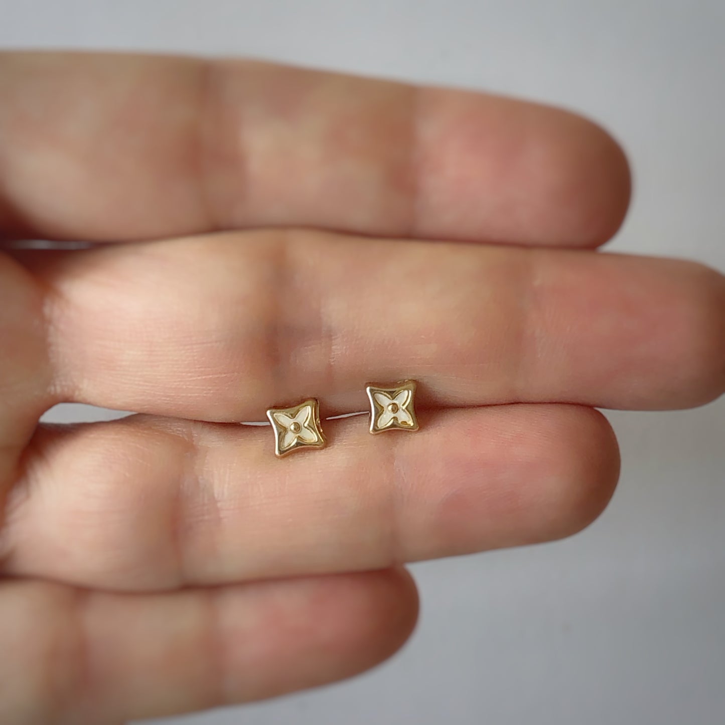 Aretes de flor con marco cuadrado en madre perla con tope ortopédico en oro amarillo de 14k