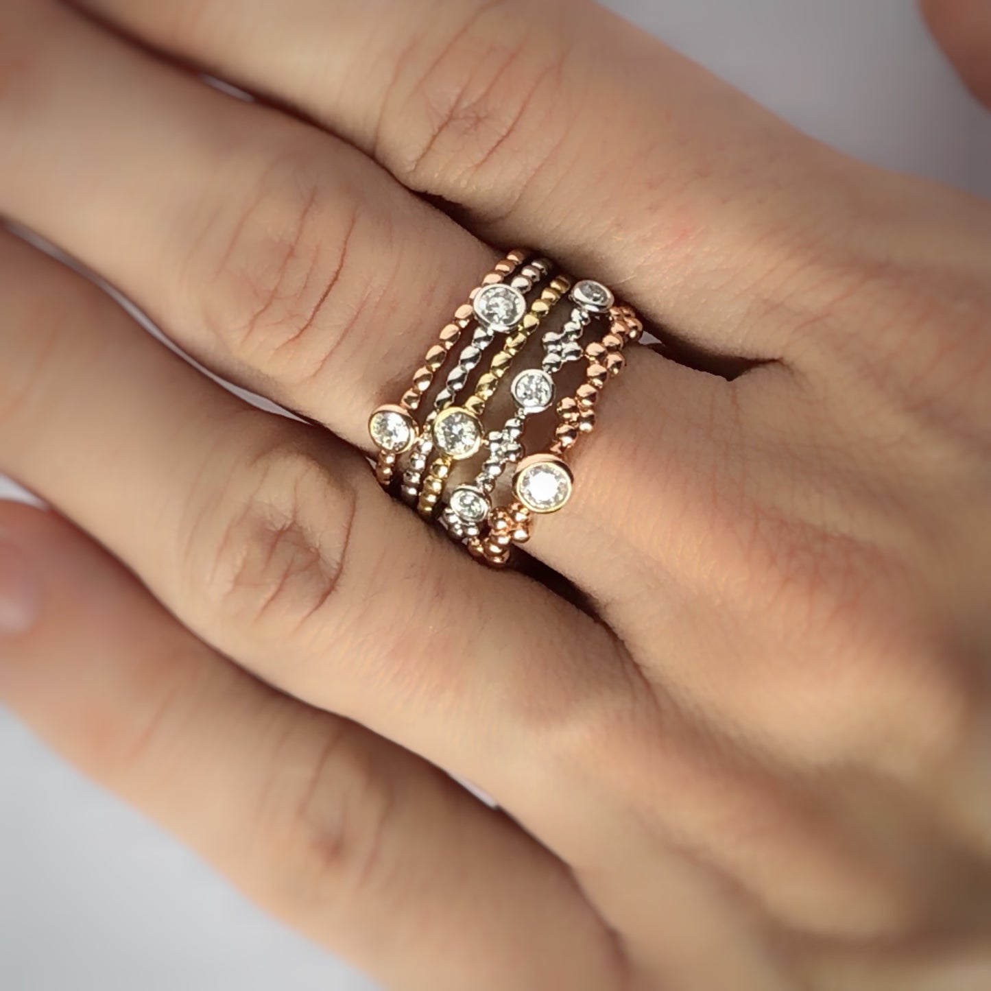 Anillo de bolitas y diamante biselado en oro de 14k