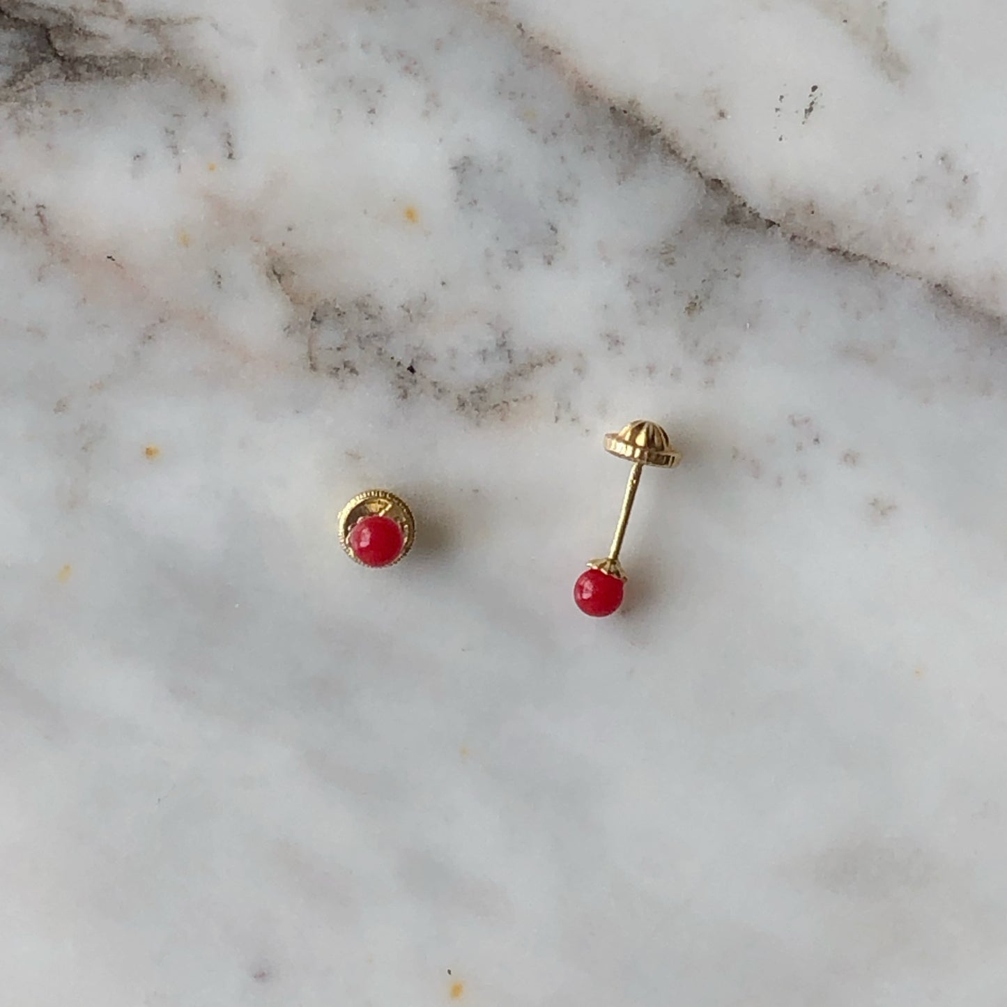 Arete bolita de coral en oro amarillo de 18k con tope ortopédico