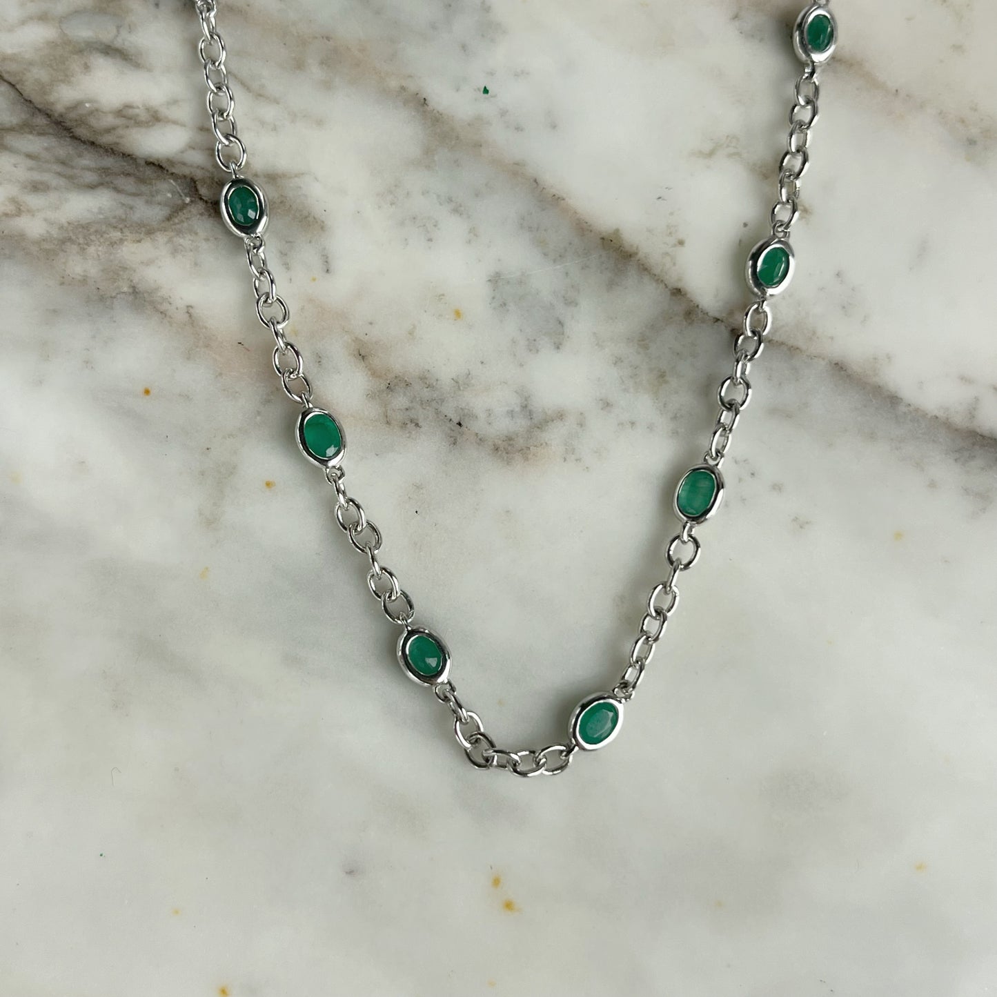 Collar de plata con esmeraldas ovaladas biseladas