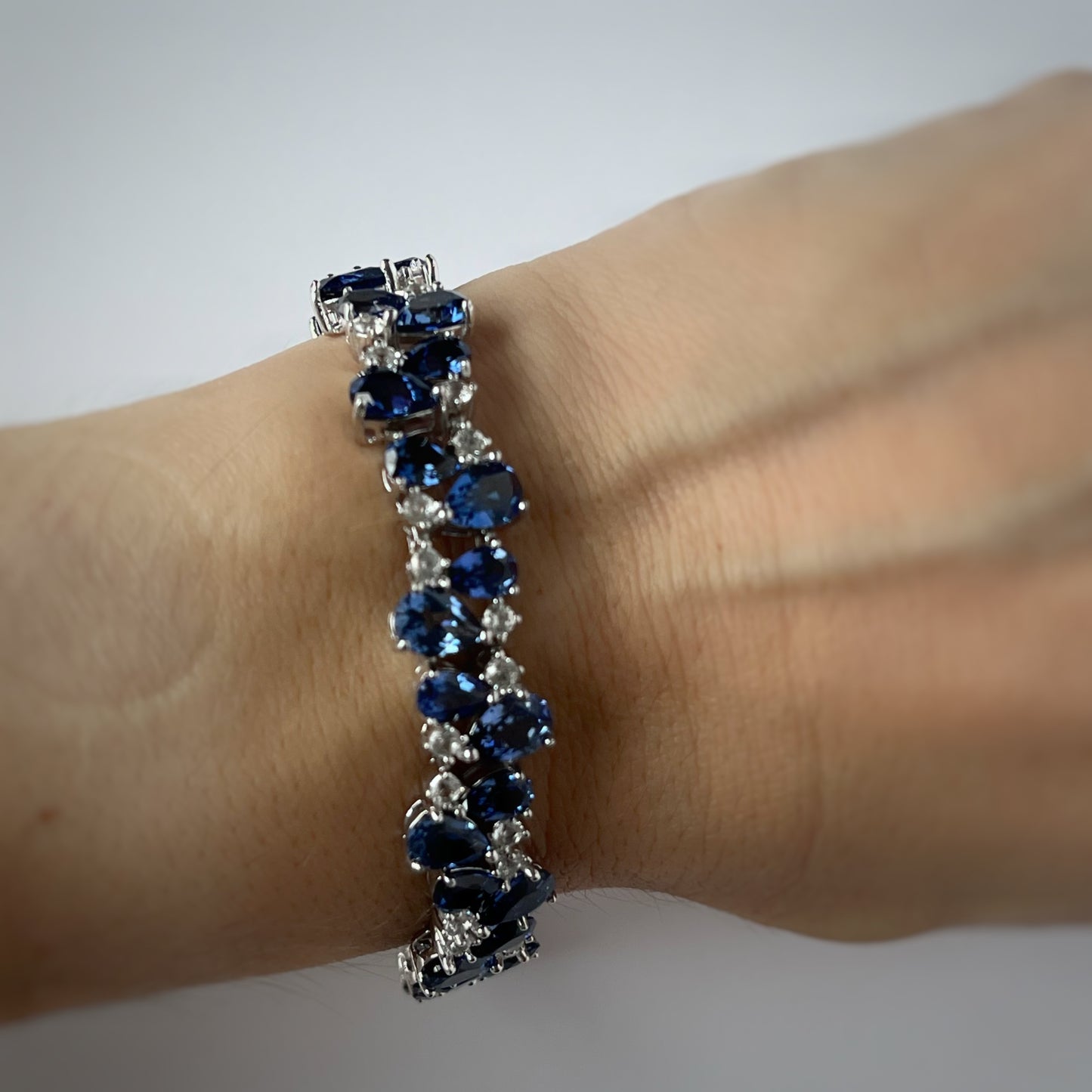 Pulsera de plata con zafiros blancos y azul de laboratorio