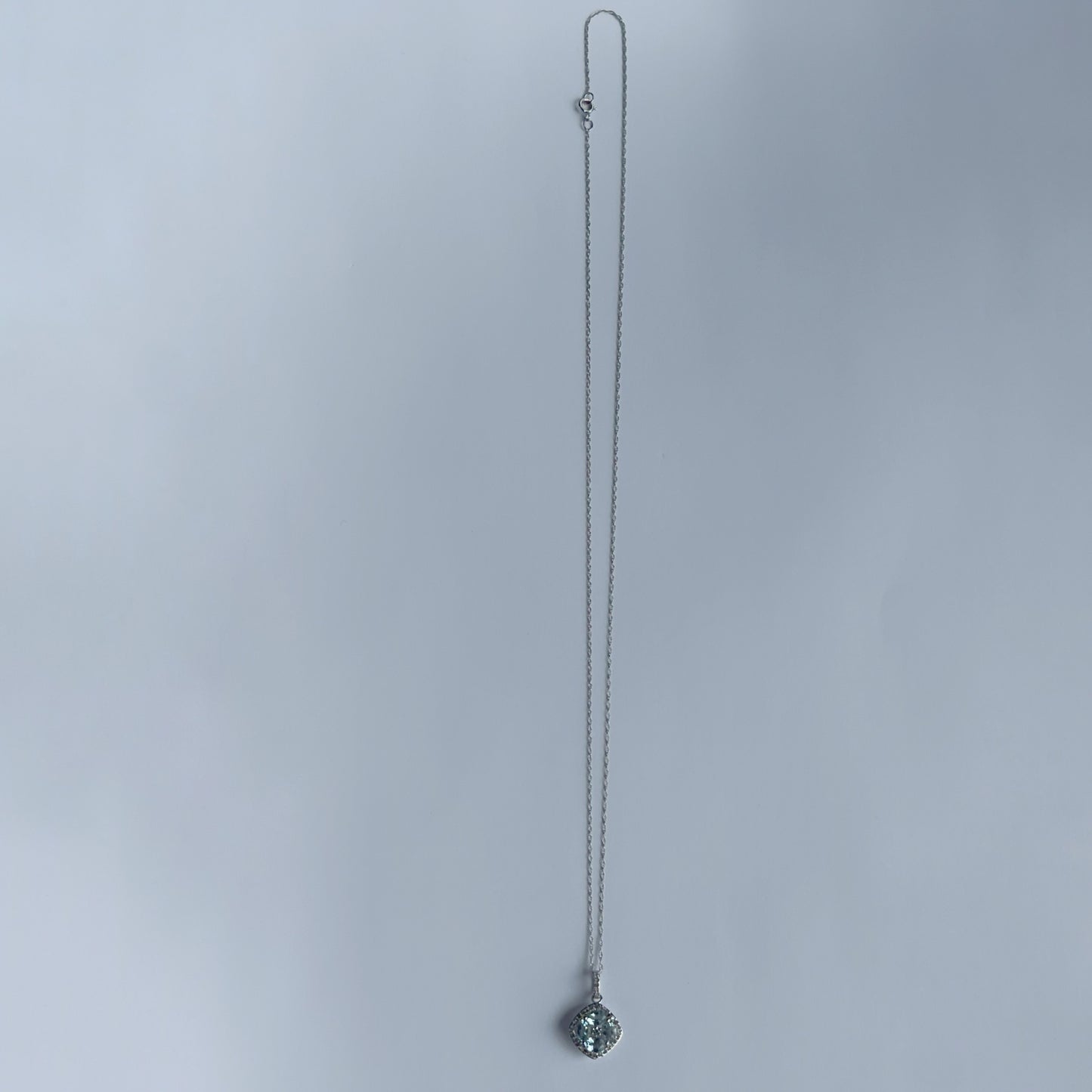 Collar en oro blanco 14k con dije de aquamarinas en forma de flor y borde de diamantes 0.15ctw