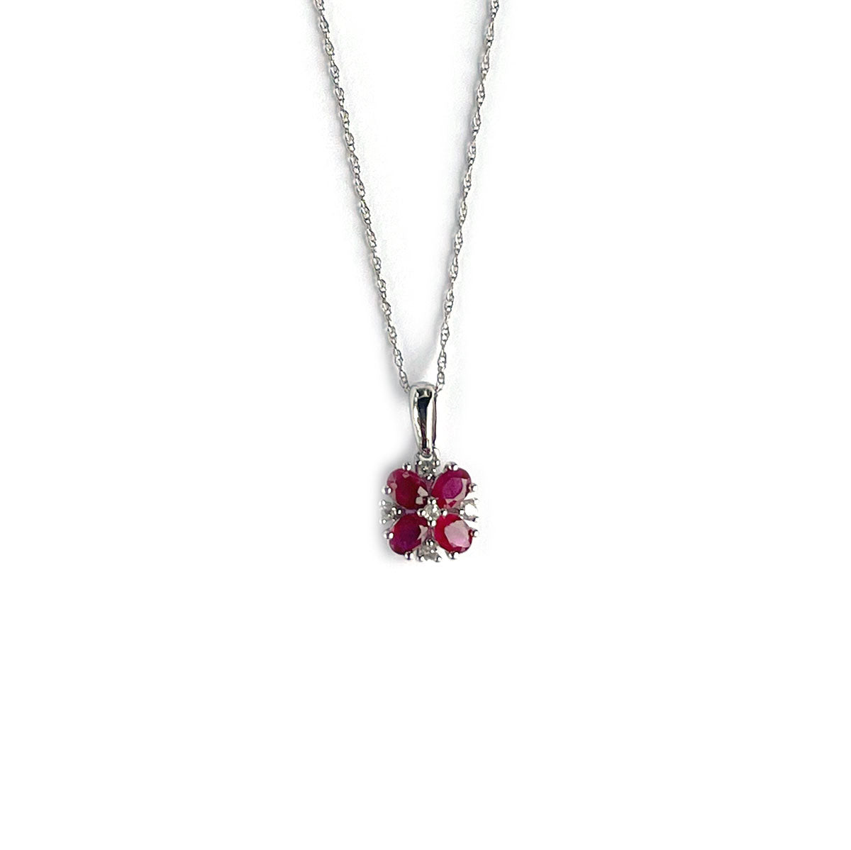 Collar en oro blanco 10k con flor de rubíes y diamantes 0.06ct