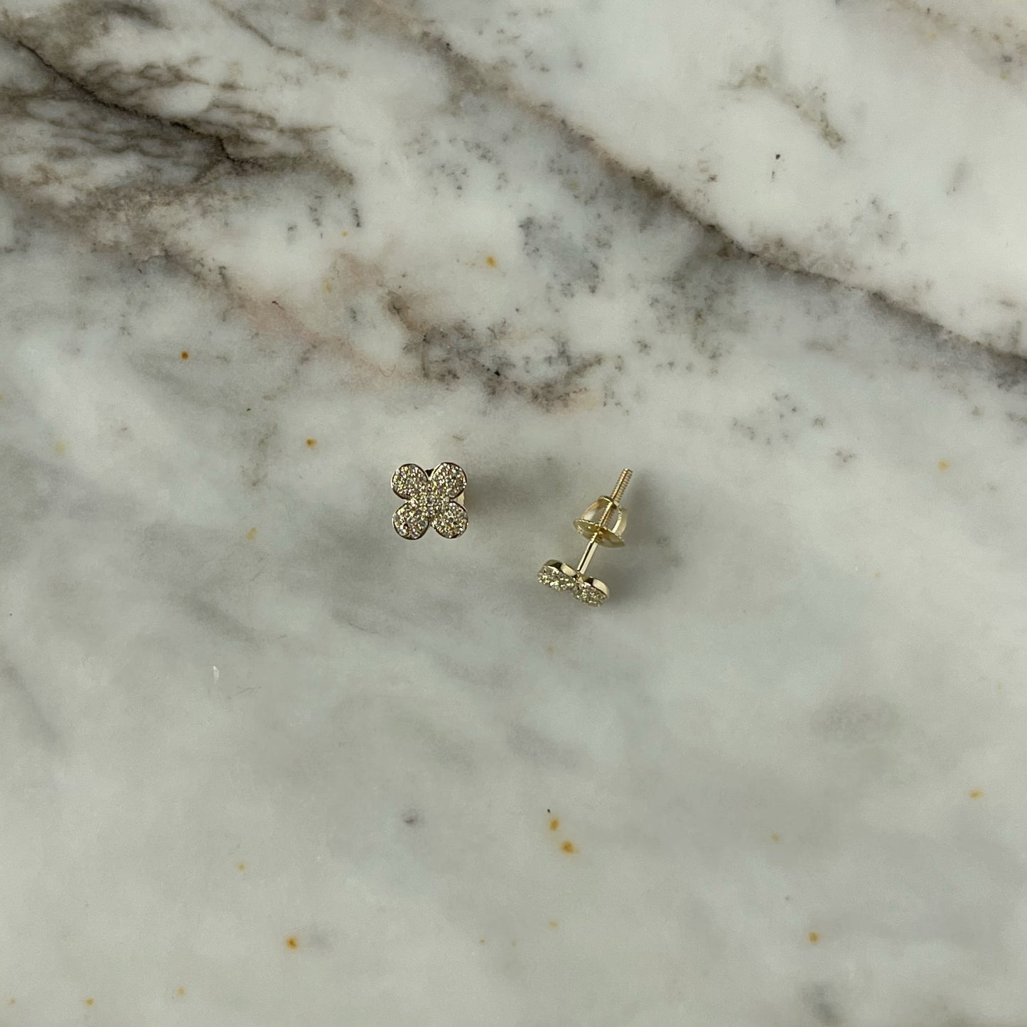 Aretes en oro amarillo 10k en forma de flor cuatro pétalos con diamantes 0.15ctw