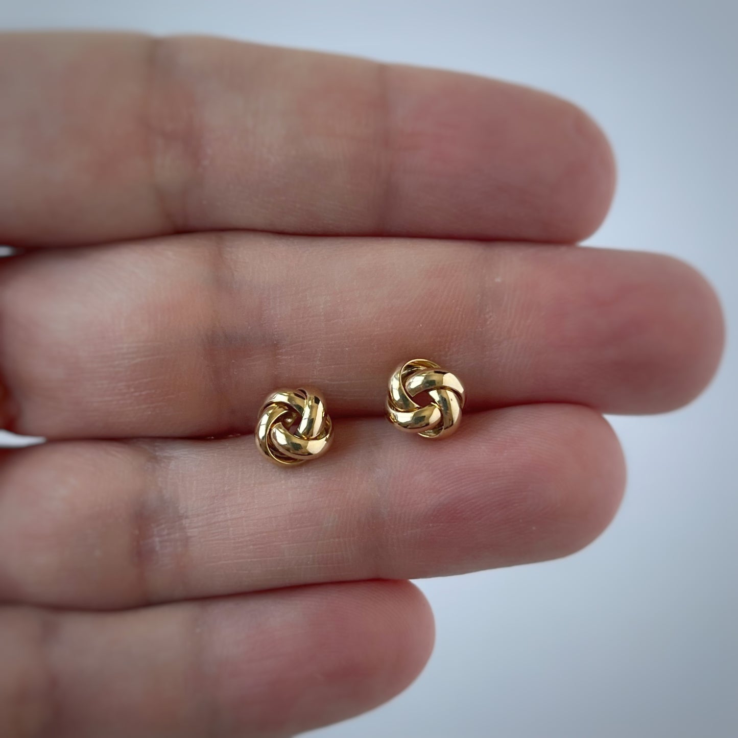 Aretes en oro amarillo de 18K nudo con tope rosca