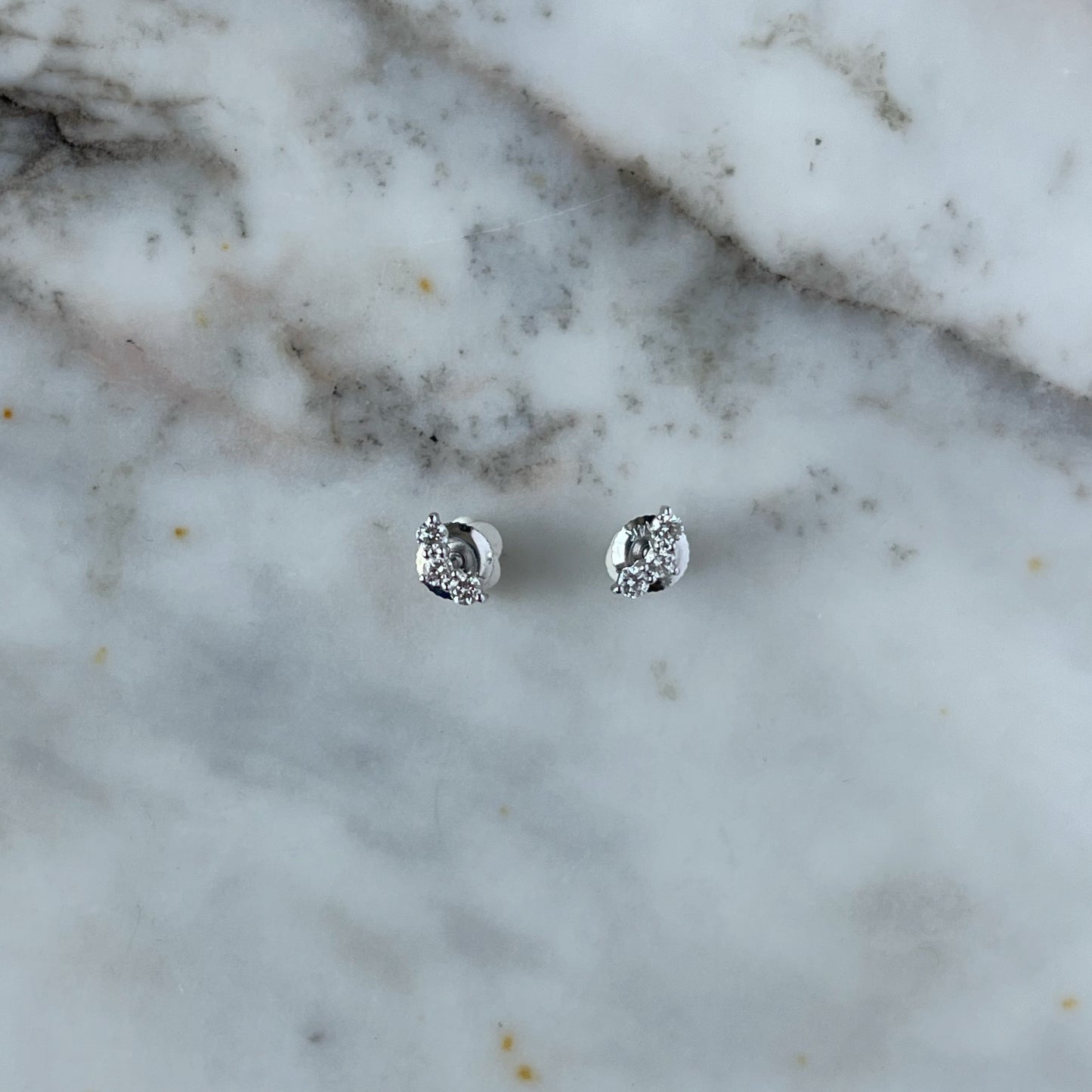 Aretes mini curva de diamantes 0.13ctw en oro blanco 14k con tope rosca