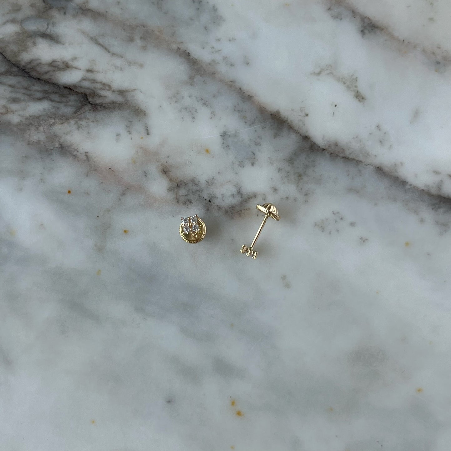 Aretes en oro amarillo 14K con mini florcita con circonita blanca y mini bolita de oro en el centro con tope rosca