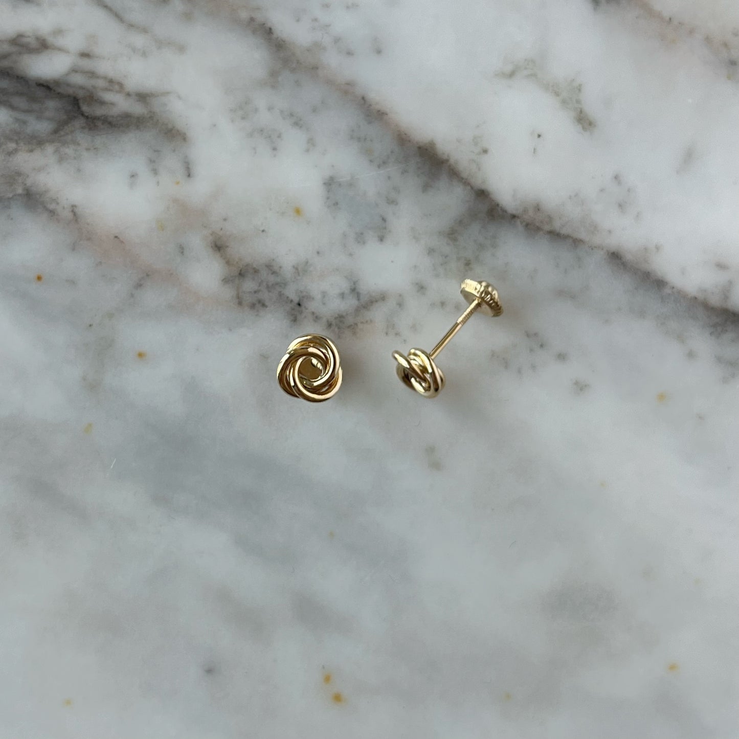 Aretes en oro amarillo de 18K nudo mini con tope rosca