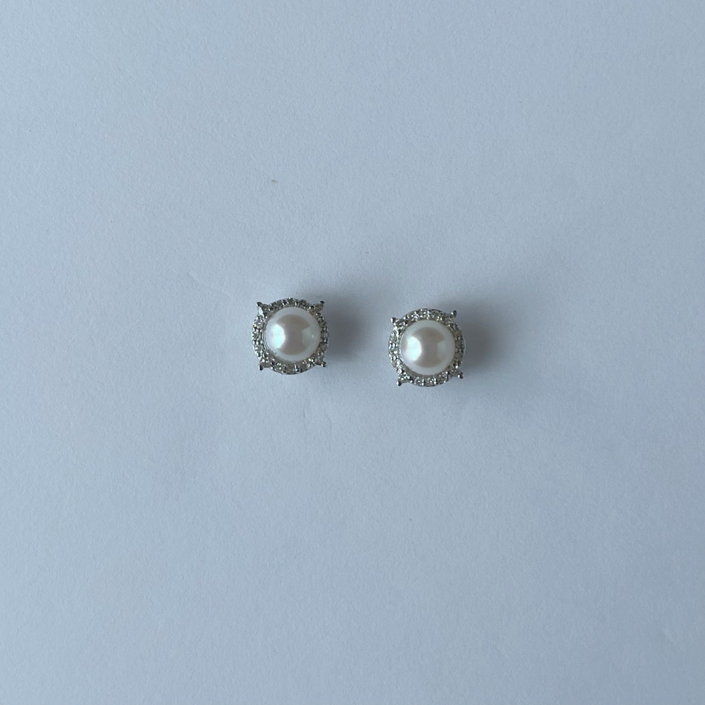 Aretes en oro blanco 14k con perlas y halo de diamantes 0.11ctw