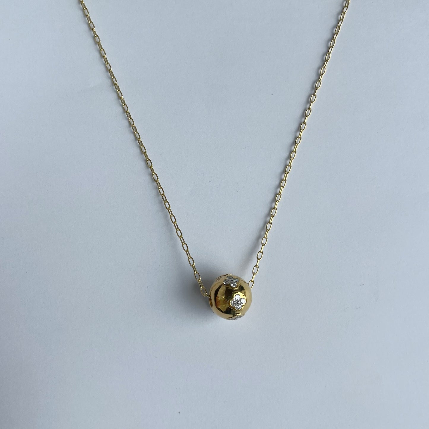 Cadena de plata con baño de oro amarillo con bolita con diamantes de laboratorio 1ctw