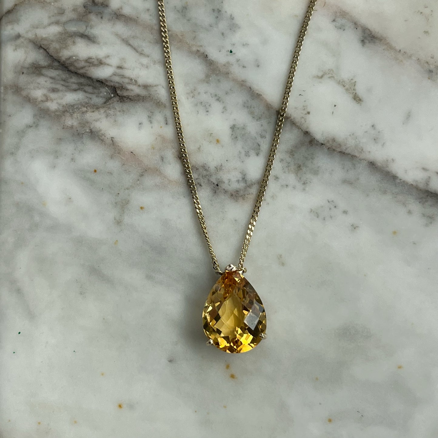 Collar en oro de 14k con gota citrino