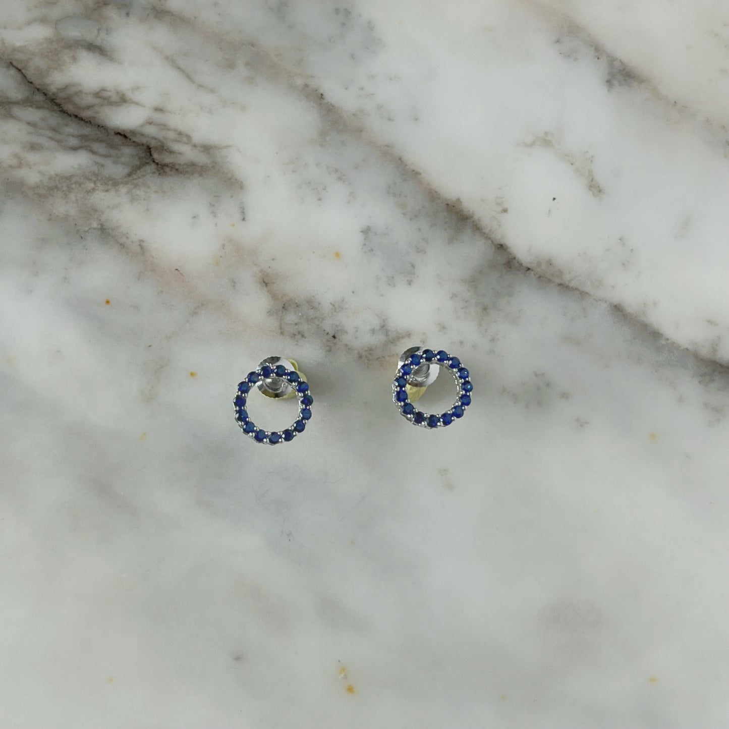 Aretes de círculos de zafiros en oro blanco 10k con tope rosca