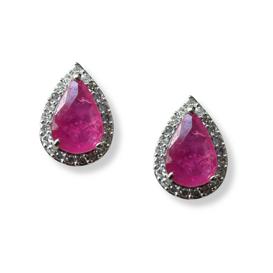 Aretes en oro blanco 10k con rubí corte pera y halo de diamantes 0.12ctw
