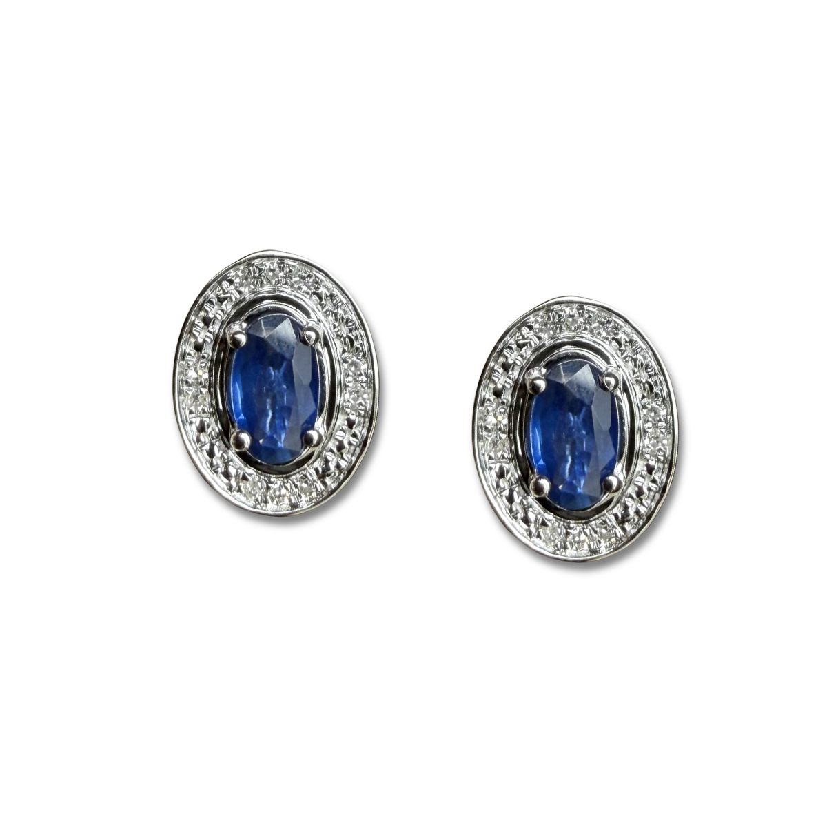 Aretes en oro blanco 10K con zafiro ovalado y halo de diamantes 0.05ctw