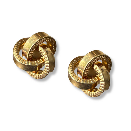 Aretes de nudo de oro amarillo 18k con aros planos con textura
