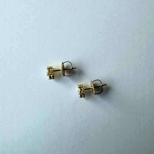 Aretes stud en oro amarillo 14k con diamante princesa, ovalado y marquesa de laboratorio 0.41ctw