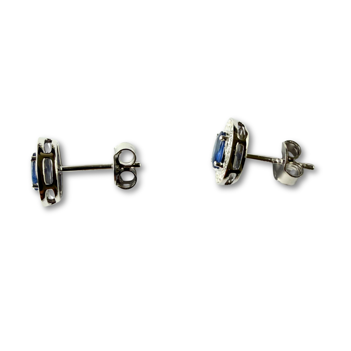 Aretes en oro blanco 10K con zafiro ovalado y halo de diamantes 0.05ctw