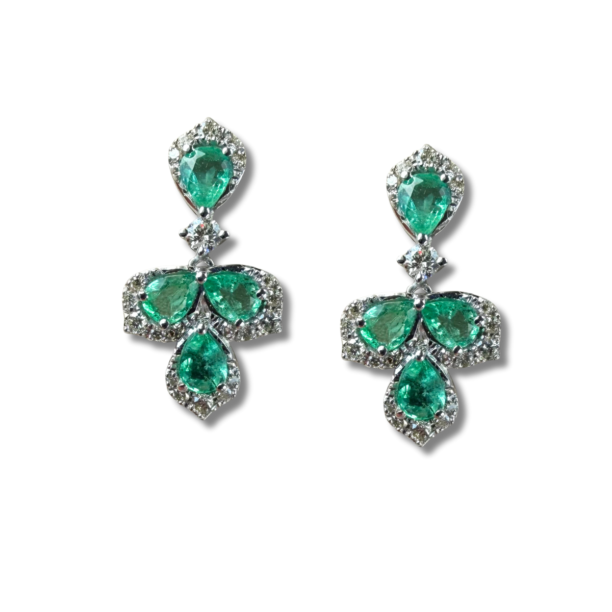 Aretes mini chandelier en oro blanco 14K con esmeraldas 1ctw y diamantes 0.32 cta