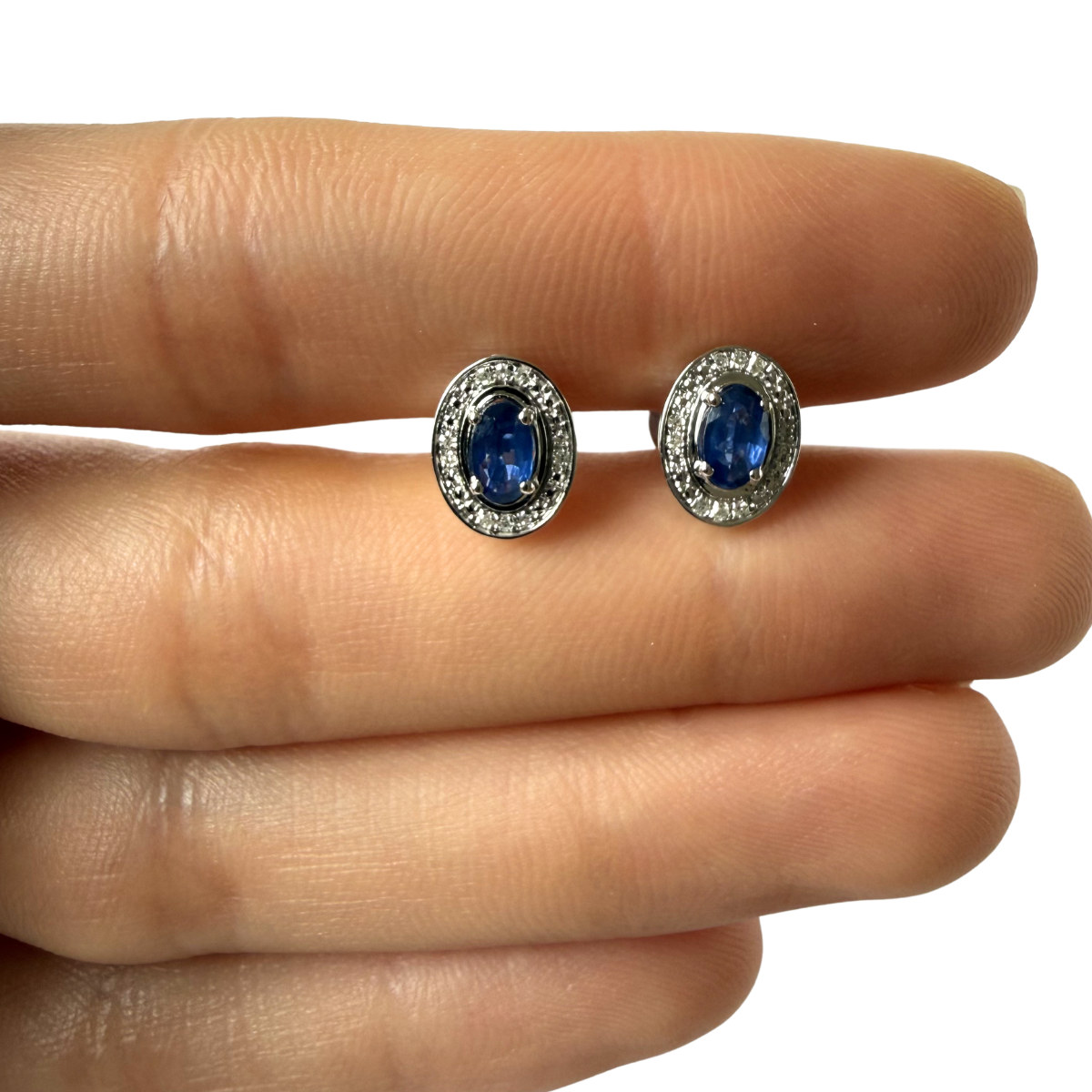 Aretes en oro blanco 10K con zafiro ovalado y halo de diamantes 0.05ctw