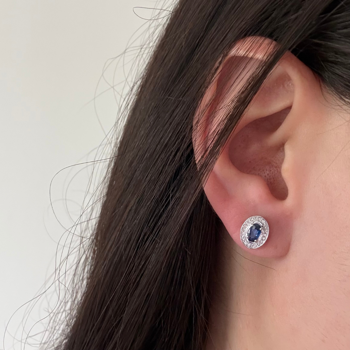 Aretes en oro blanco 10K con zafiro ovalado y halo de diamantes 0.05ctw