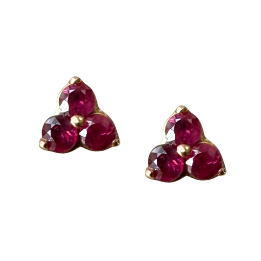 Aretes mini de 3 rubíes en oro amarillo 14k