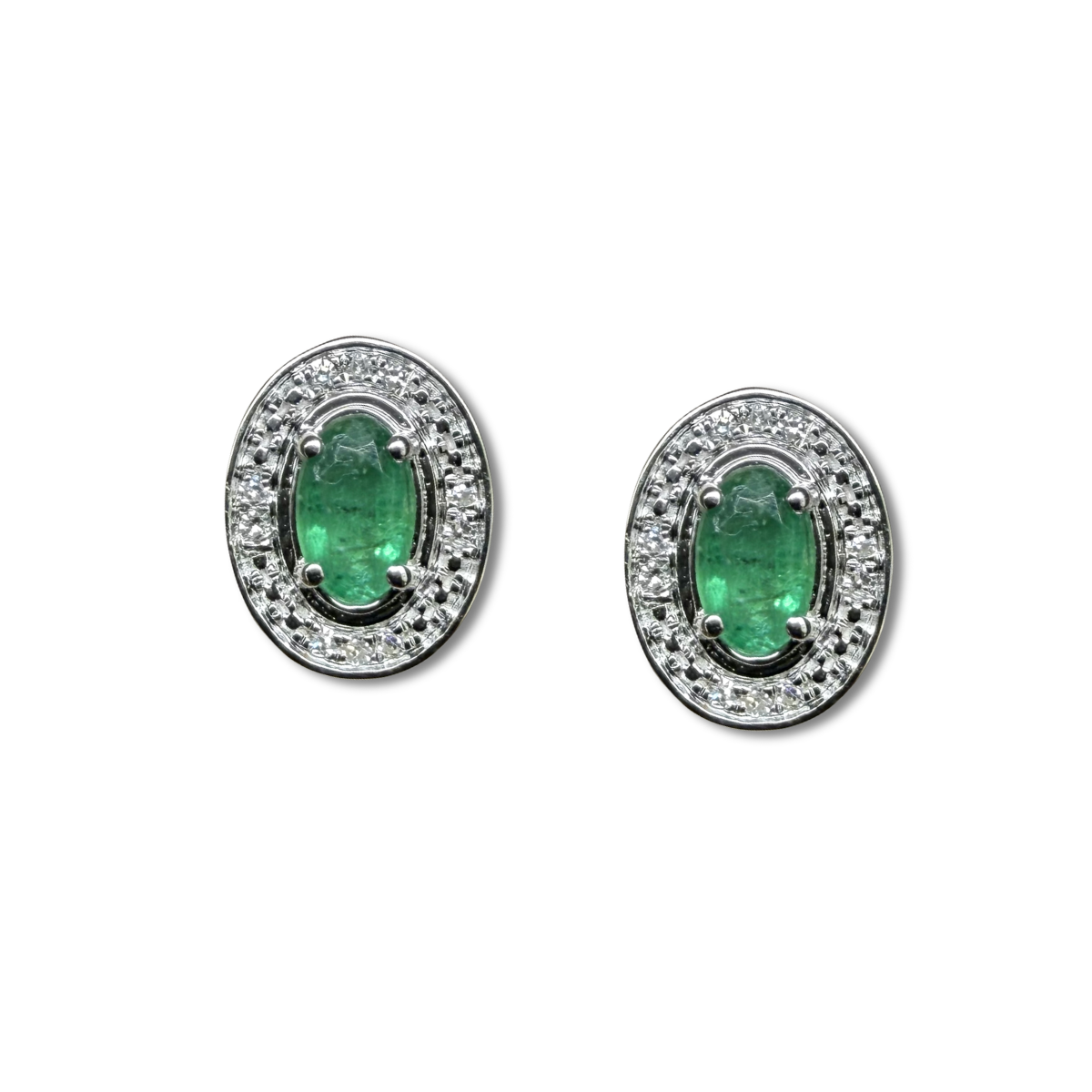 Aretes en oro blanco 10K con esmeralda ovalada y halo de diamantes 0.05ctw