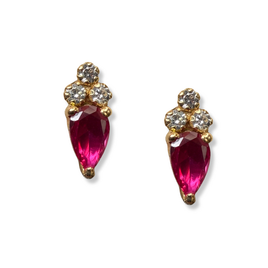 Aretes en oro amarillo 14k con circonita roja corte pera y 3 circonitas blancas y tope tornillo