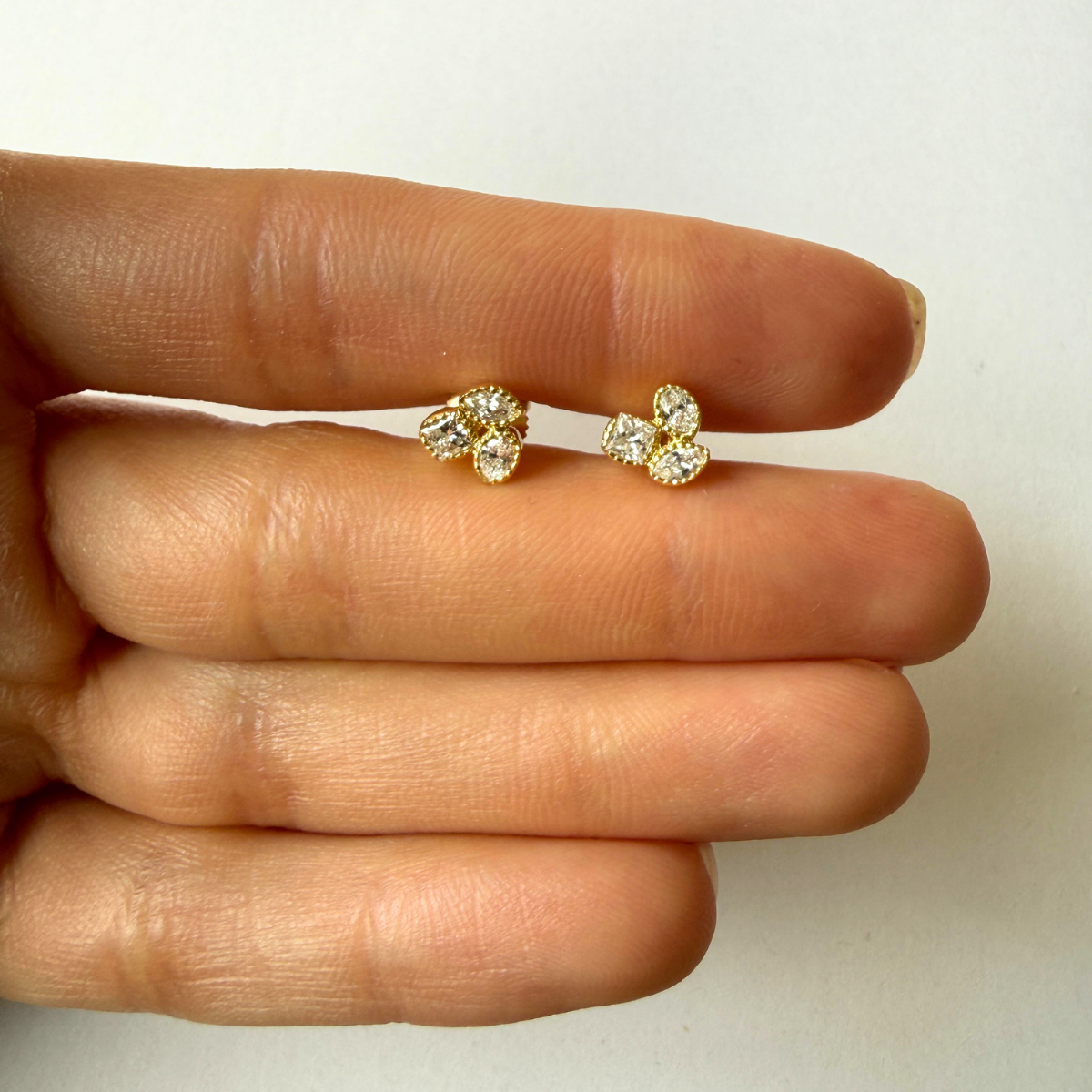 Aretes stud en oro amarillo 14k con diamante princesa, ovalado y marquesa de laboratorio 0.41ctw