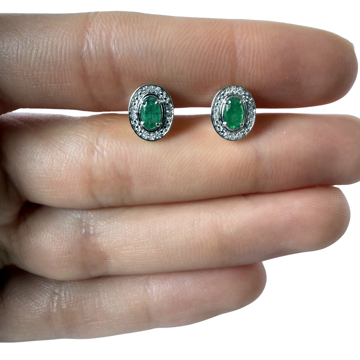 Aretes en oro blanco 10K con esmeralda ovalada y halo de diamantes 0.05ctw