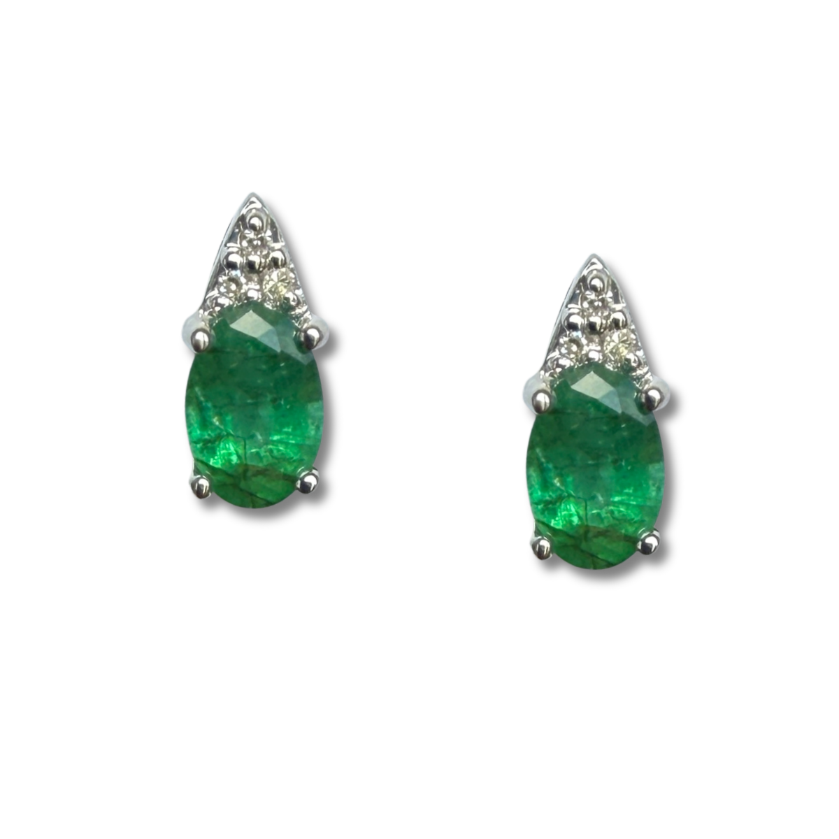 Aretes en oro blanco 10k con esmeralda ovalada y 3 diamantes 0.03ctw