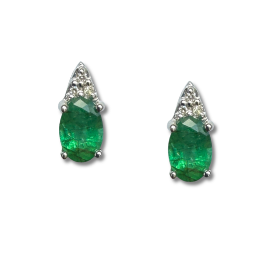 Aretes en oro blanco 10k con esmeralda ovalada y 3 diamantes 0.03ctw
