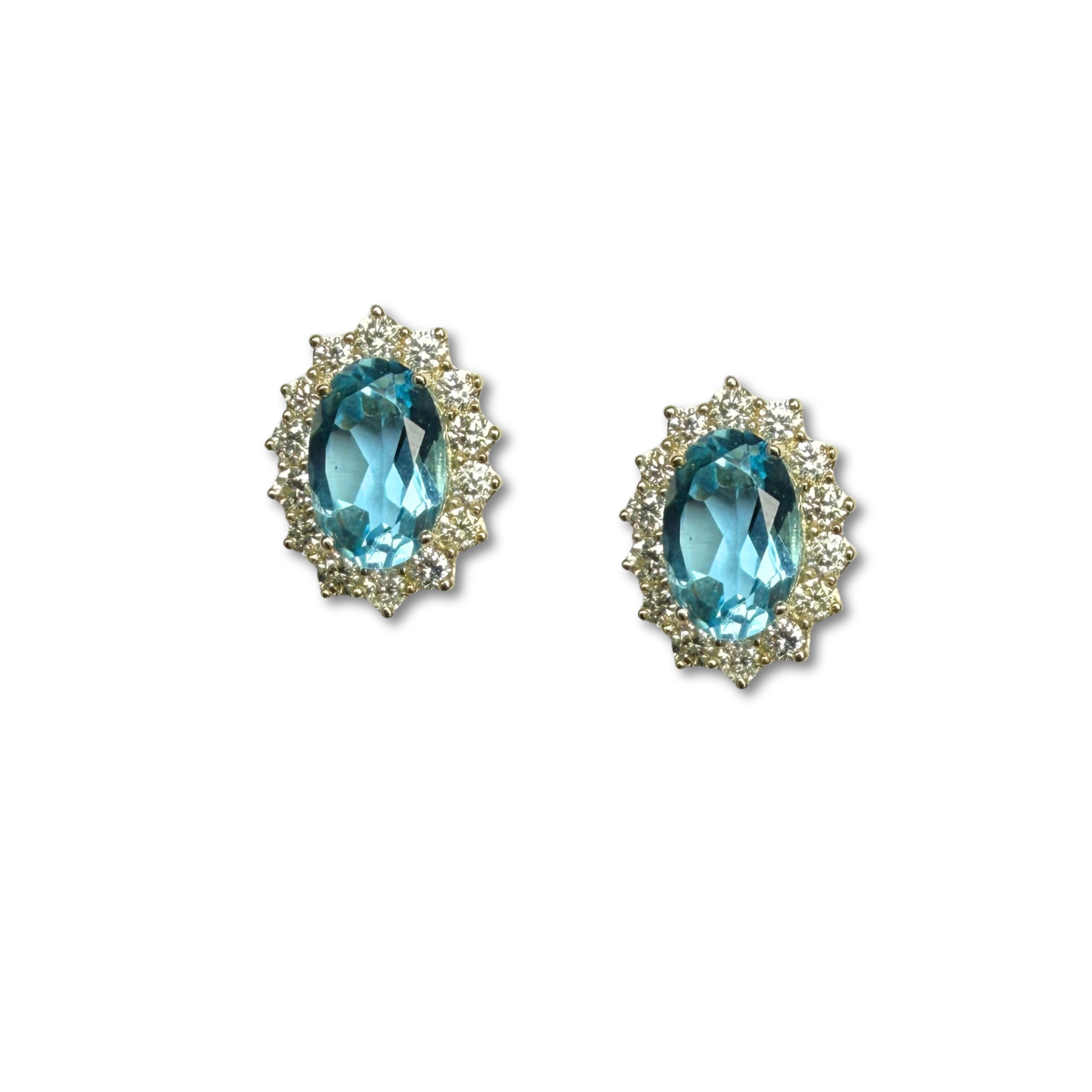 Aretes en oro amarillo 10k con topacios azules ovalados y halo de diamantes 0.35ctw