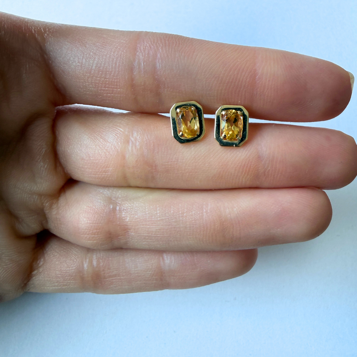 Aretes en oro amarillo 14k rectangulares con citrino ovalado y tope rosca