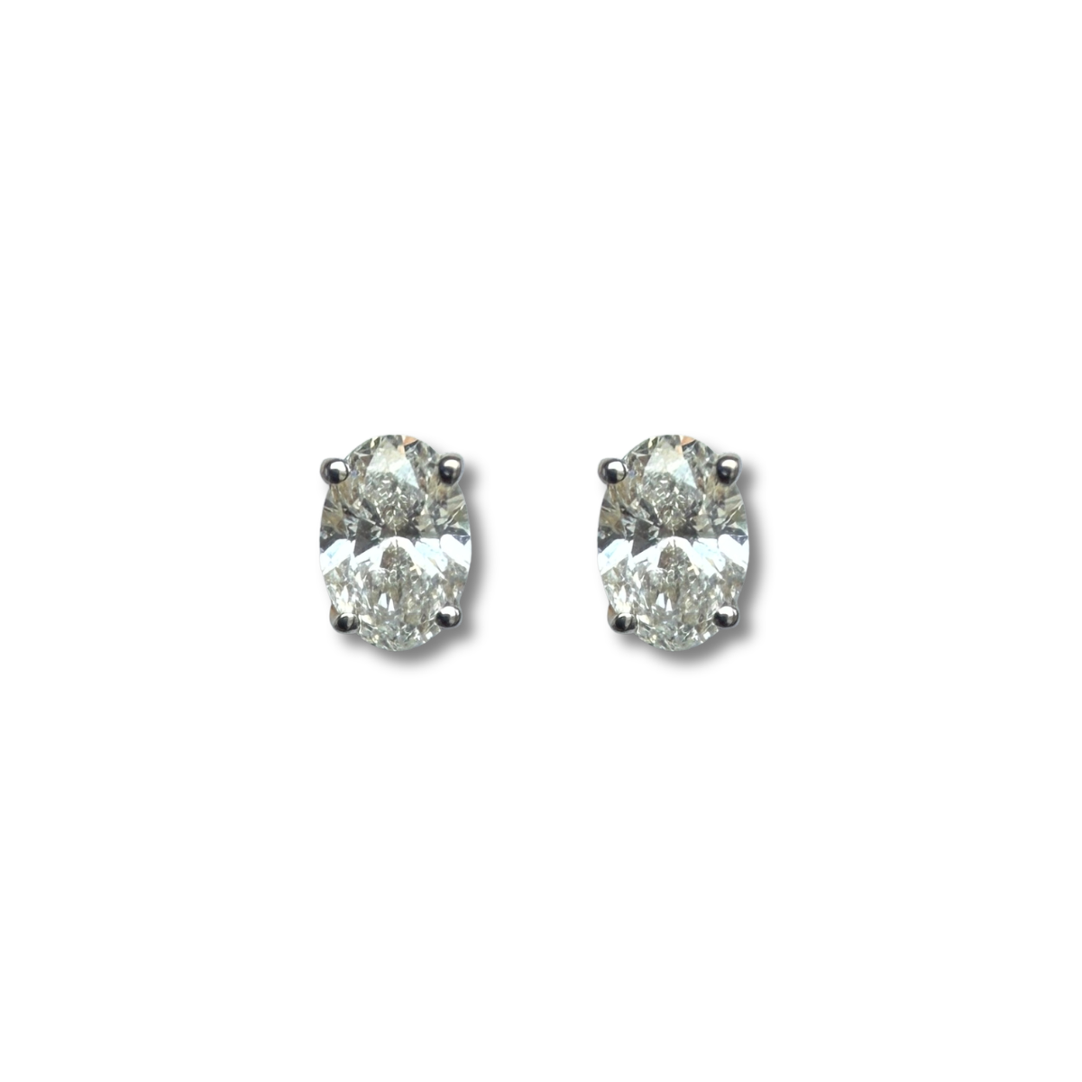 Aretes de plata con baño de oro amarillo studs de diamantes ovalados de laboratorio 0.60ctw