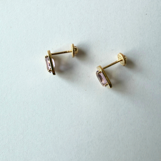 Aretes en oro amarillo 14k rectangulares con amatista ovalada y tope rosca
