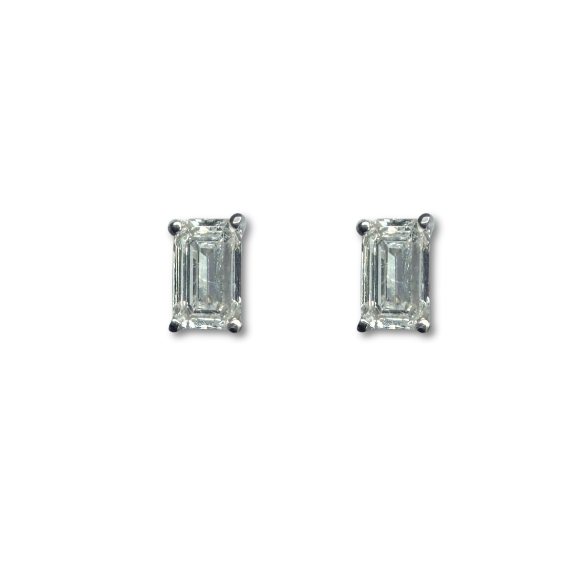 Aretes de plata studs de diamantes corte esmeralda de laboratorio 0.60ctw