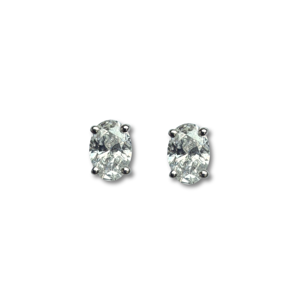 Aretes de plata studs de diamantes ovalados de laboratorio 0.60ctw