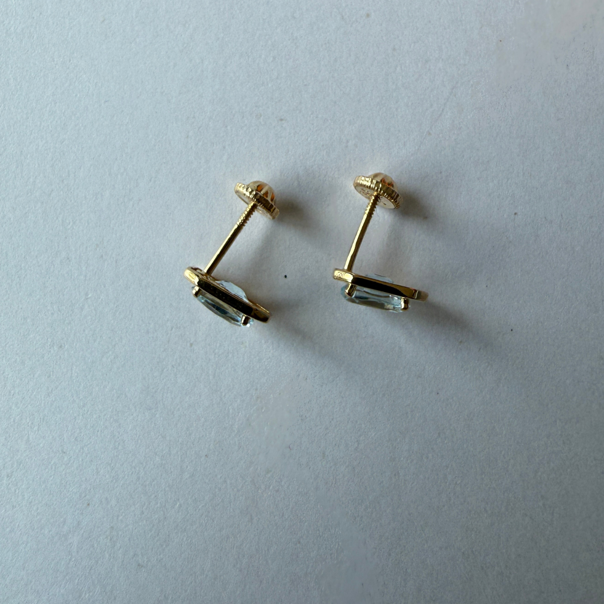 Aretes en oro amarillo 14k rectangulares con aquamarina ovalada y tope rosca