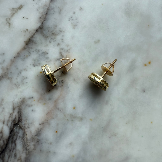 Aretes ovalados de oro amarillo 10K con esmeraldas y diamantes 0.25ctw