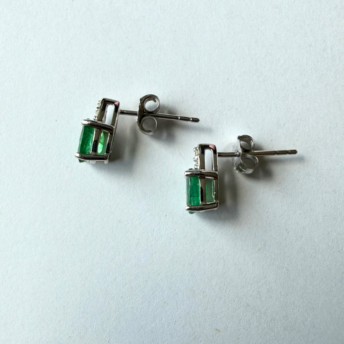 Aretes en oro blanco 10k con esmeralda ovalada y 3 diamantes 0.03ctw