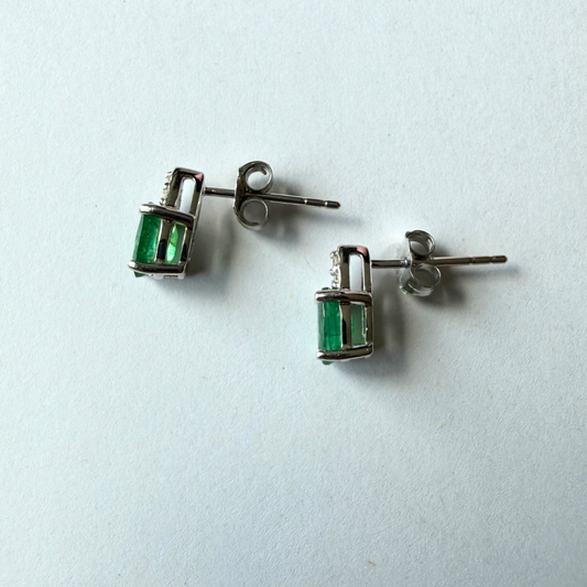 Aretes en oro blanco 10k con esmeralda ovalada y 3 diamantes 0.03ctw