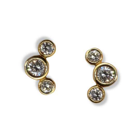 Aretes de tres diamantes redondos biselados 0.18 ctw en oro amarillo 10k