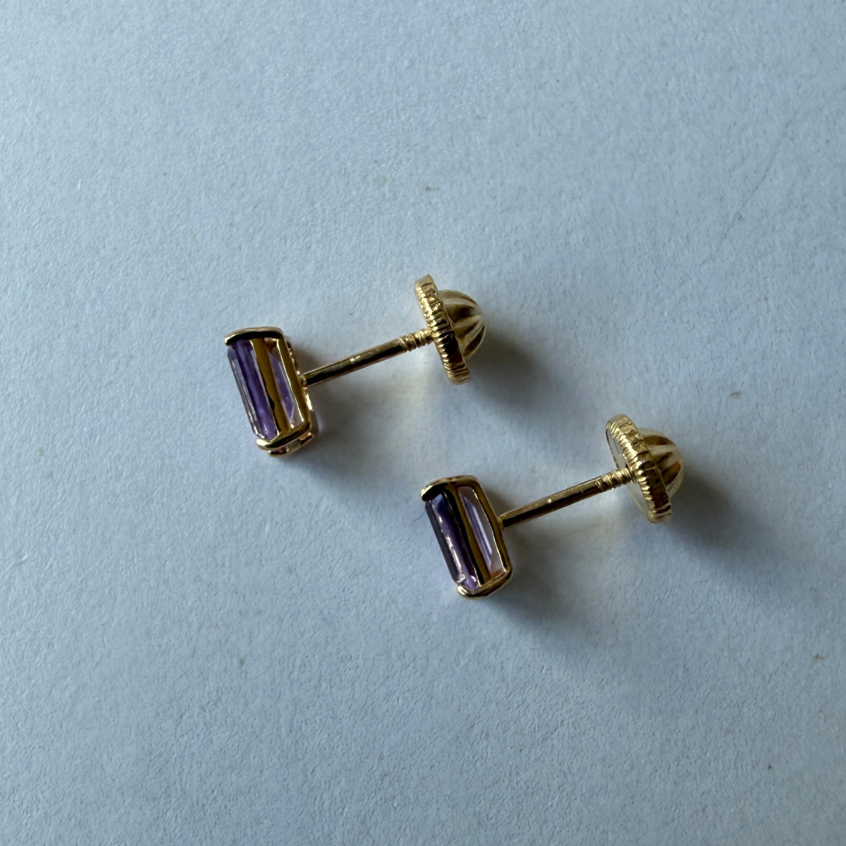 Aretes en oro amarillo 18k con amatista rectangular con tope rosca